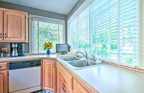 Springfield House | Idyllic Springfield Haven w/Screened Porch!