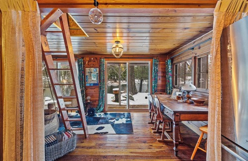 Newport Cottage | Idyllic Waterfront Bungalow In Newport on Lake Sacheen