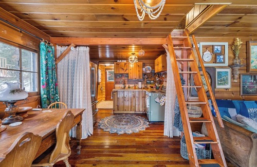 Newport Cottage | Idyllic Waterfront Bungalow In Newport on Lake Sacheen
