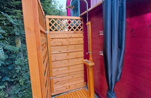 Rudershausen House | Idyllische Übernachtung im Bauwagen mit Outdoordusche und Outdoorküche