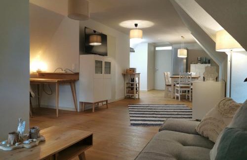 Ploen Apartment | Idyllischer Erholungsurlaub im Historischen Bauernhaus auf der Prinzeninsel Plön