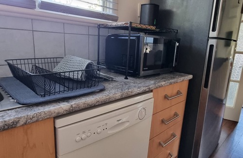 Warburton House | Idyllwylde. Pet-friendly. Cosy. Close to town & river.