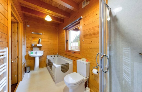 Pentney Cabin | If Spacious, Secluded & Quiet Is What You Want Then Alpine Lodge Is For You.