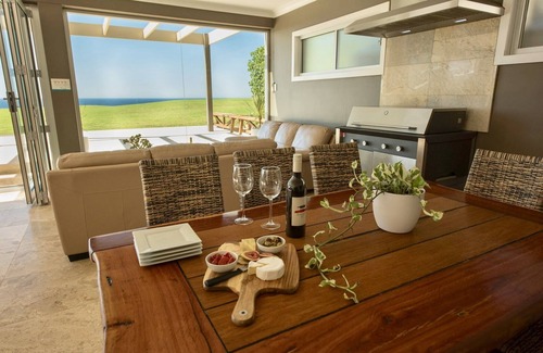 Kiama House | If you are looking for a luxurious waterfront holiday home look no further