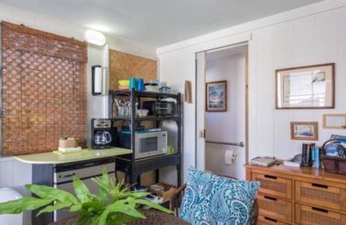 Waimanalo Apartment | If You Like Crowds, Don't Stay Here !.Sleeps 2 - Walk to Beach!