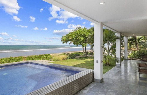 Playa Colorado House | Iguana Beach House: Spacious Beachfront House with Swimming Pool