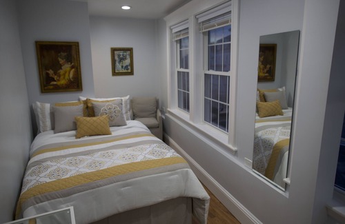 Meeting House Hill Bed & Breakfast | II New apartment with Luxury amenities in Boston