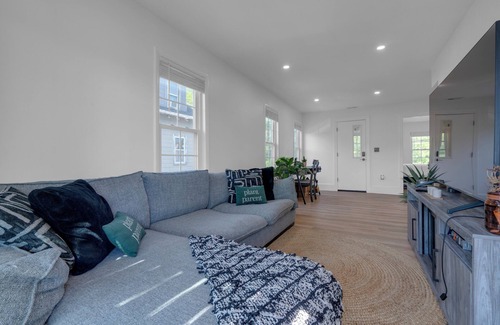 Salem Apartment | ii Serene 3-Bedroom Retreat in Charming Salem, MA