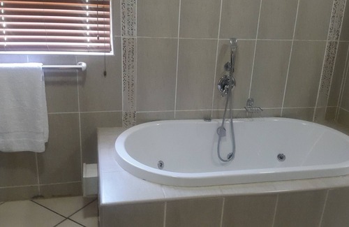 Ekurhuleni House | Ikaze Guest Lodge