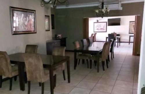 Mahikeng House | Ikhutse Manor Guesthouse