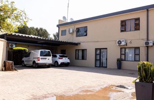 Mahikeng House | Ikhutse Manor Guesthouse
