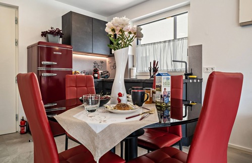 Naturno Apartment | "Il Cuore Rosso" holiday flat - new build in the centre with mountain views, balcony and AC