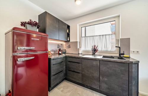 Naturno Apartment | "Il Cuore Rosso" holiday flat - new build in the centre with mountain views, balcony and AC