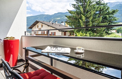 Naturno Apartment | "Il Cuore Rosso" holiday flat - new build in the centre with mountain views, balcony and AC