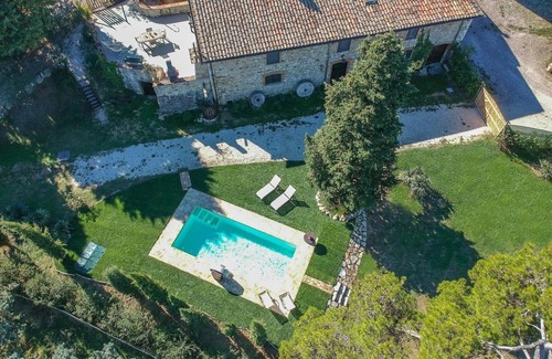 San Venanzo Villa | Il Granaio, Villa for 6 people with heated jacuzzi and pool in the garden