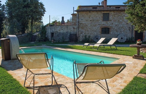 San Venanzo Villa | Il Granaio, Villa for 6 people with heated jacuzzi and pool in the garden