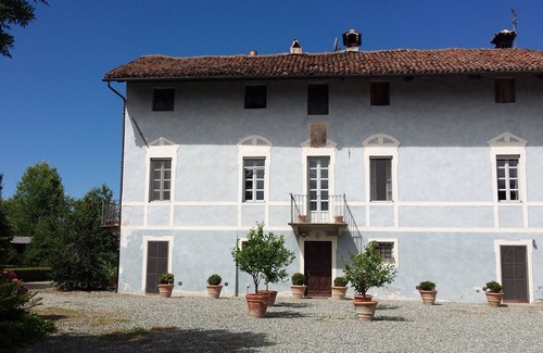 Savigliano Villa | "Il Palazzo" Self-contained apartment, large park, tennis court, small swimming pool