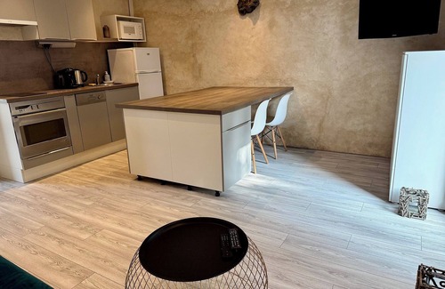 Saint-Coutant-le-Grand Cottage | Ile d'Oléron" gîte with shared 7x7m pool, 20 minutes from the beaches