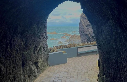 Hele Apartment | ILFRACOMBE - STUNNING SEASIDE 2 BED FIRST FLOOR APARTMENT WITH SEA FRONT VIEWS.