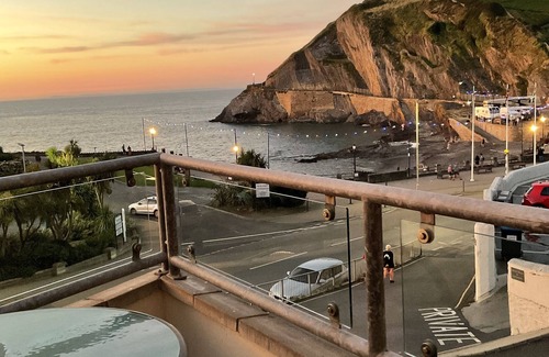 Hele Apartment | ILFRACOMBE - STUNNING SEASIDE 2 BED FIRST FLOOR APARTMENT WITH SEA FRONT VIEWS.