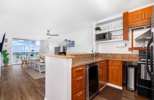 Ala Moana Condo | Ilikai Marina 694 Ocean/Sunset/Fireworks View King Bed, Sofa Bed