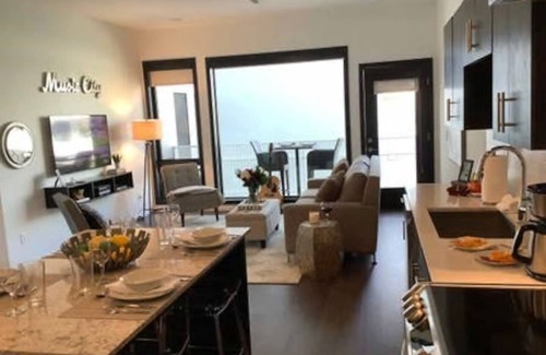 Edgehill Condo | ILLUME/Modern New Condo/Pool & Downtown Views/Gym