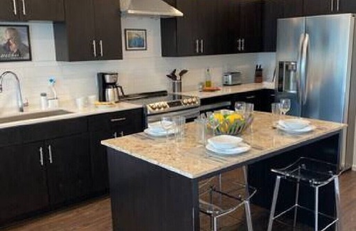 Edgehill Condo | ILLUME/Modern New Condo/Pool & Downtown Views/Gym
