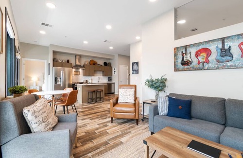 Edgehill Condo | Illume - New Modern downtown Views with a Pool