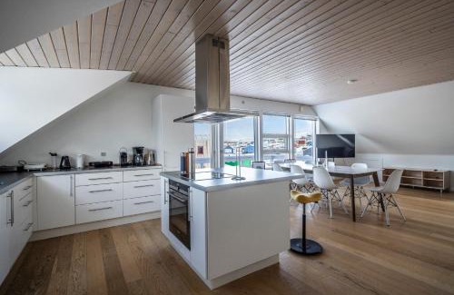 Ilulissat Villa | Ilulissat Stay - 4-bedroom villa with sea view and hot tub