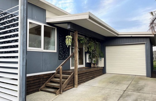 Auckland House | Imagine a Beach House with Sea Views. Just relax, child and pet friendly