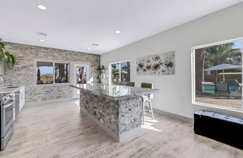 Indio House | Imagine stepping into a sprawling estate nestled amidst lush greenery, a piece of luxury and comfort