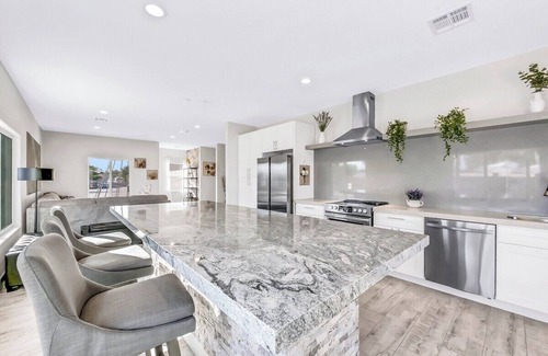 Indio House | Imagine stepping into a sprawling estate nestled amidst lush greenery, a piece of luxury and comfort