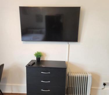 Stone Apartment | Immaculate 1-Bedroom in Greenhithe