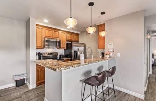 Village Grove Condo | Immaculate 2 Bd Old Town Condo