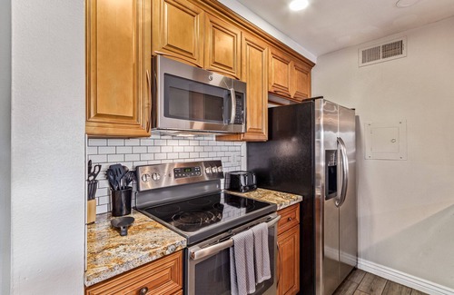 Village Grove Condo | Immaculate 2 Bd Old Town Condo