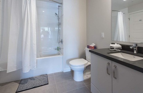 Lower Lonsdale Apartment | Immaculate 2 Bedroom Lower Lonsdlae