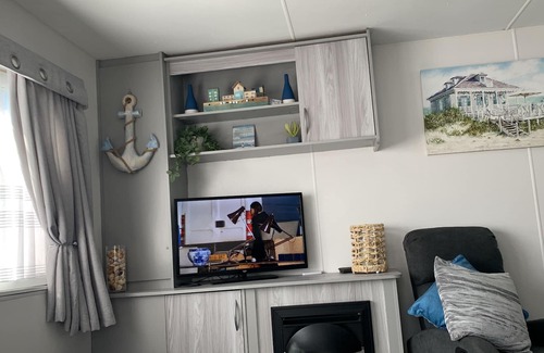 Clacton-on-Sea Ski Chalet | Immaculate 2-Bed Caravan in Clacton-on-Sea