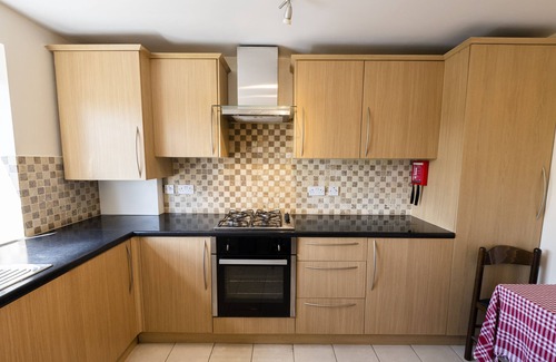 North Richmond Apartment | Immaculate 2-Bed Apartment in Isleworth by river
