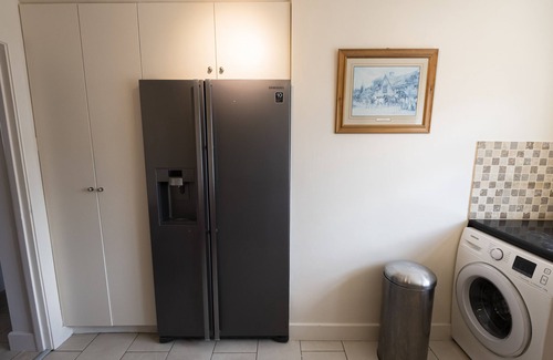North Richmond Apartment | Immaculate 2-Bed Apartment in Isleworth by river