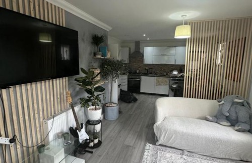 Alibon Apartment | Immaculate 2-Bed Apartment in Dagenham