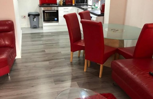Lacey Green House | Immaculate 2-Bed House in High Wycombe HP14