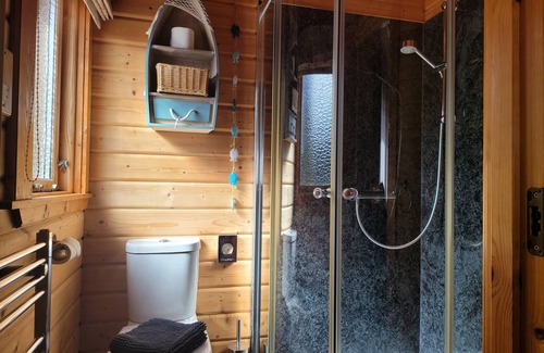 Knott End-on-Sea Cabin | Immaculate 2-Bed Lodge Next To Lake