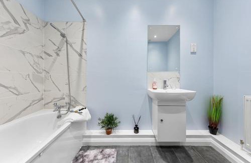 High Barnet Apartment | Immaculate 2BR London Flat with King Bed-Parking Available-Sleeps 6-20 Percent OFF Off Long Stays! Perfect for Families, Contractors & Couples!