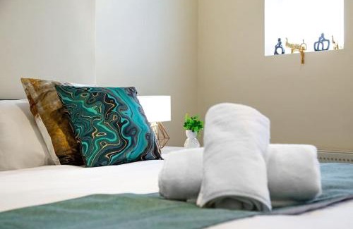 High Barnet Apartment | Immaculate 2BR London Flat with King Bed-Parking Available-Sleeps 6-20 Percent OFF Off Long Stays! Perfect for Families, Contractors & Couples!