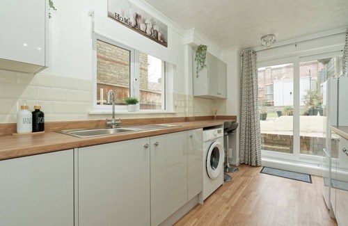 Chatham House | Immaculate 3-Bed House in Chatham