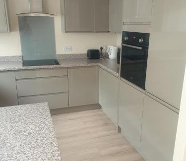 Severn Beach House | Immaculate 3-Bed House in Bristol with fast wifi