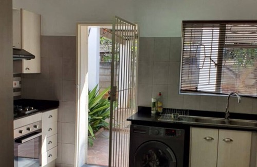 Bulawayo Apartment | Immaculate 3 bedroomed guesthouse in Ilanda - 2041