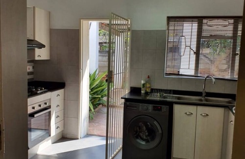 Bulawayo Apartment | Immaculate 3 bedroomed guesthouse in Ilanda - 2041