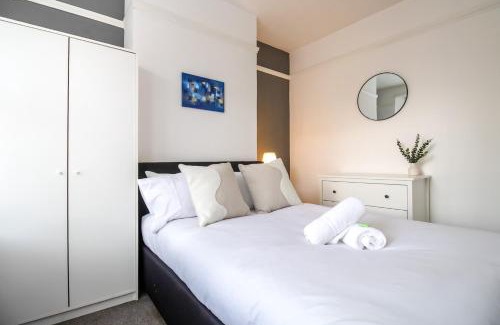 Northampton Apartment | Immaculate 4-bed Home in Northampton by Renzo, Perfect for Contractors, Sleeps 7!