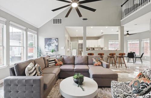 Irving House | Immaculate 5BR 2,5BA Holiday Home with Pool